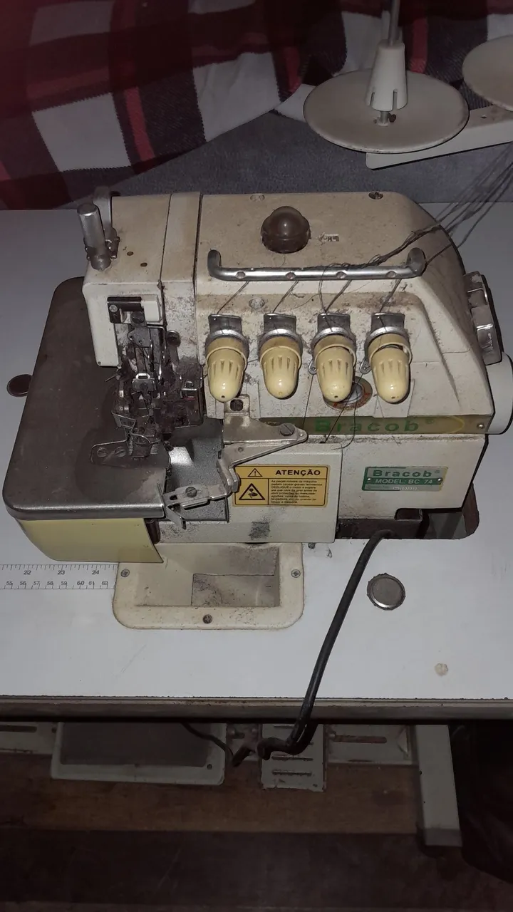 Máquina overlok 4 fios
