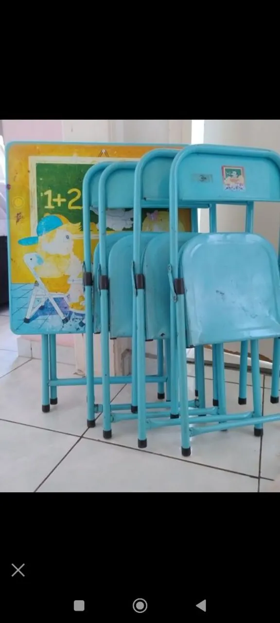 Mesa infantil com cadeiras