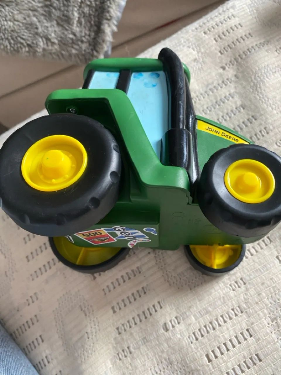 Trator de brinquedo verde john Deere - Foto 3
