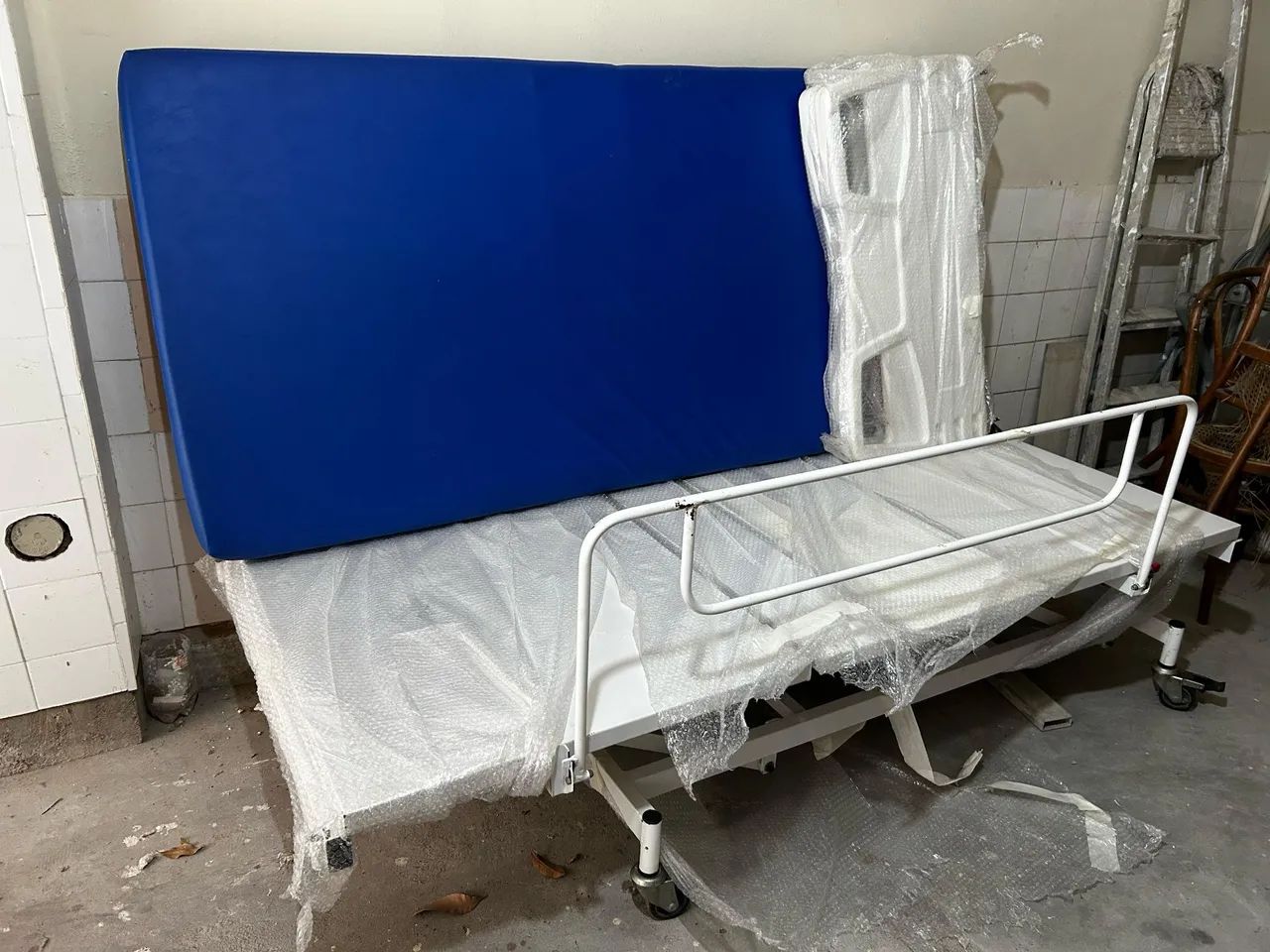Cama Hospitalar regulável - perfeito estado! - Foto 3