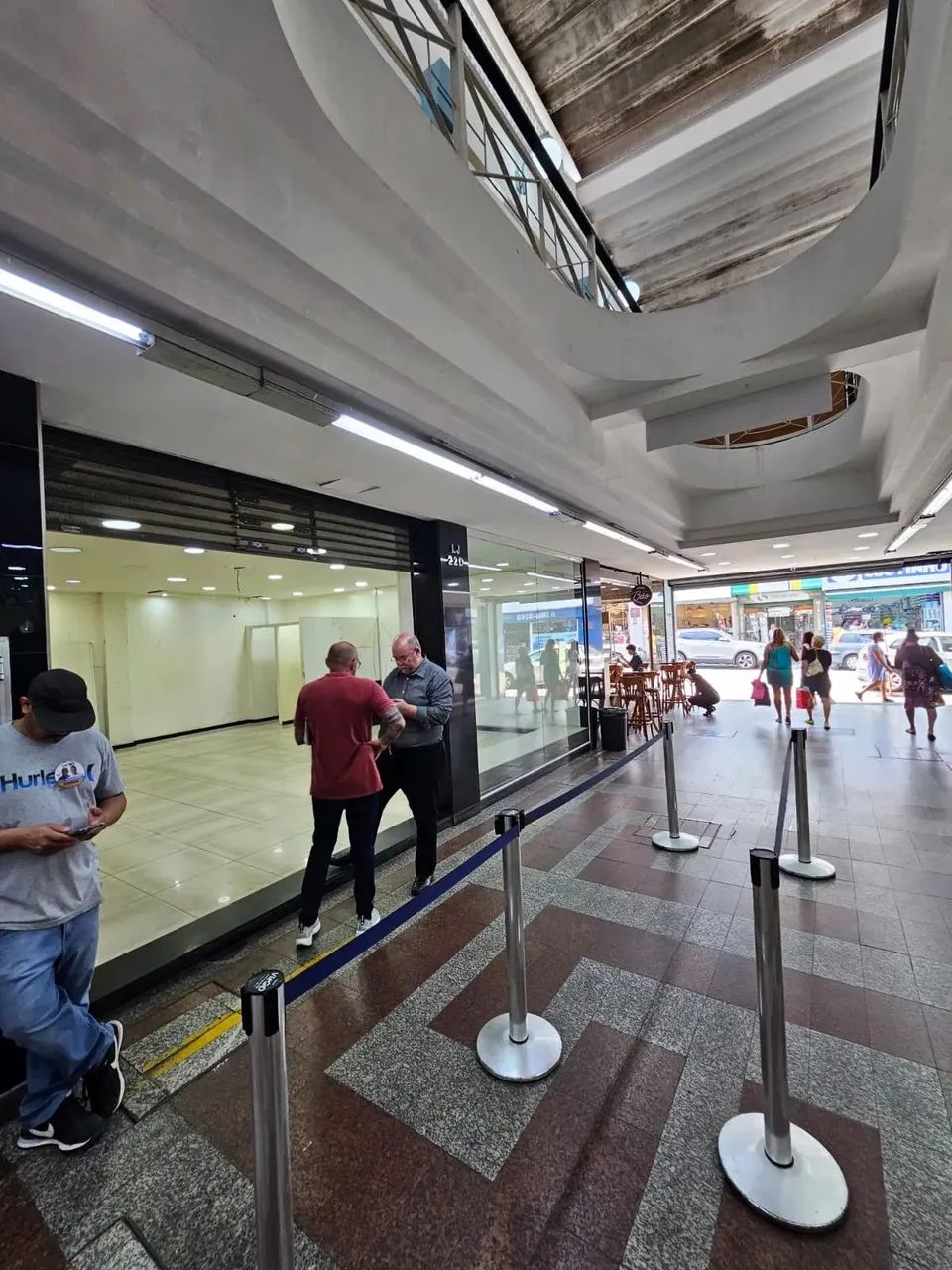 ** Lojão de 50 m2 **. Melhor Galeria Comercial, no Centro - São João de Meriti - RJ