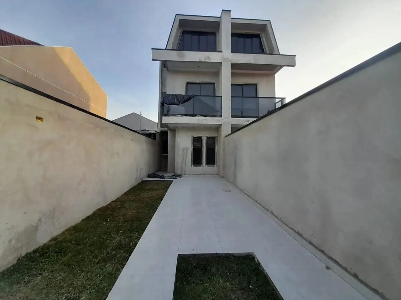 SOBRADO 3 QUARTOS NO SÍTIO CERCADO