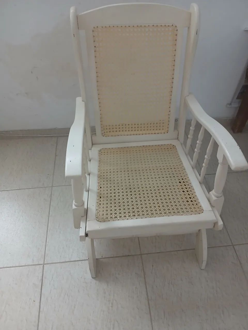CADEIRA DE BALOIÇO ANTIGA EM MEDEIRA MACISSA COM FORRO DE CORDA MARÍTIMA.  - Foto 4