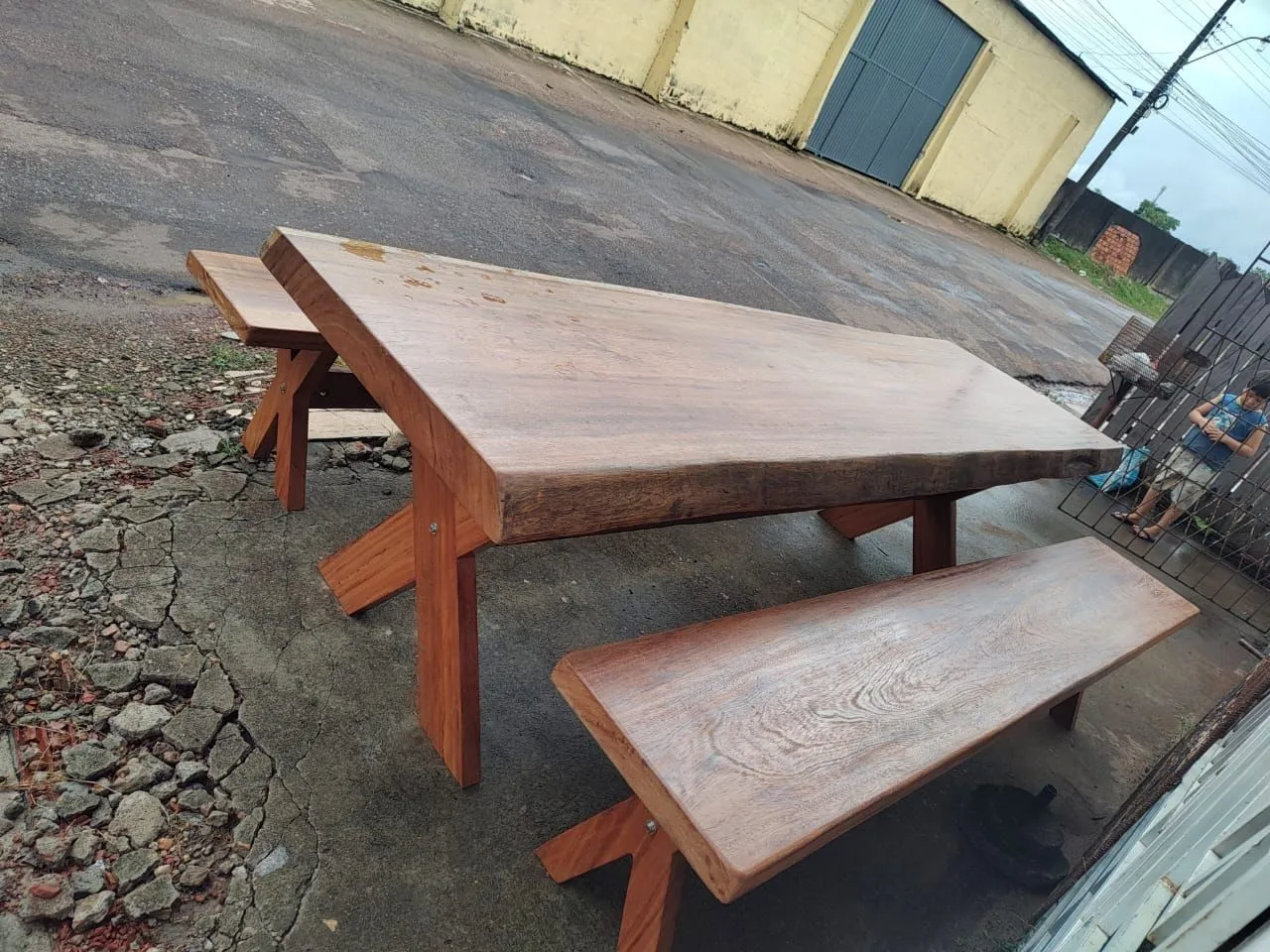 Conjunto de mesa e banco de madeira rústica
