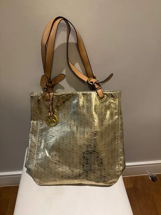 Bolsa Michael Kors Dourada original - Foto 2