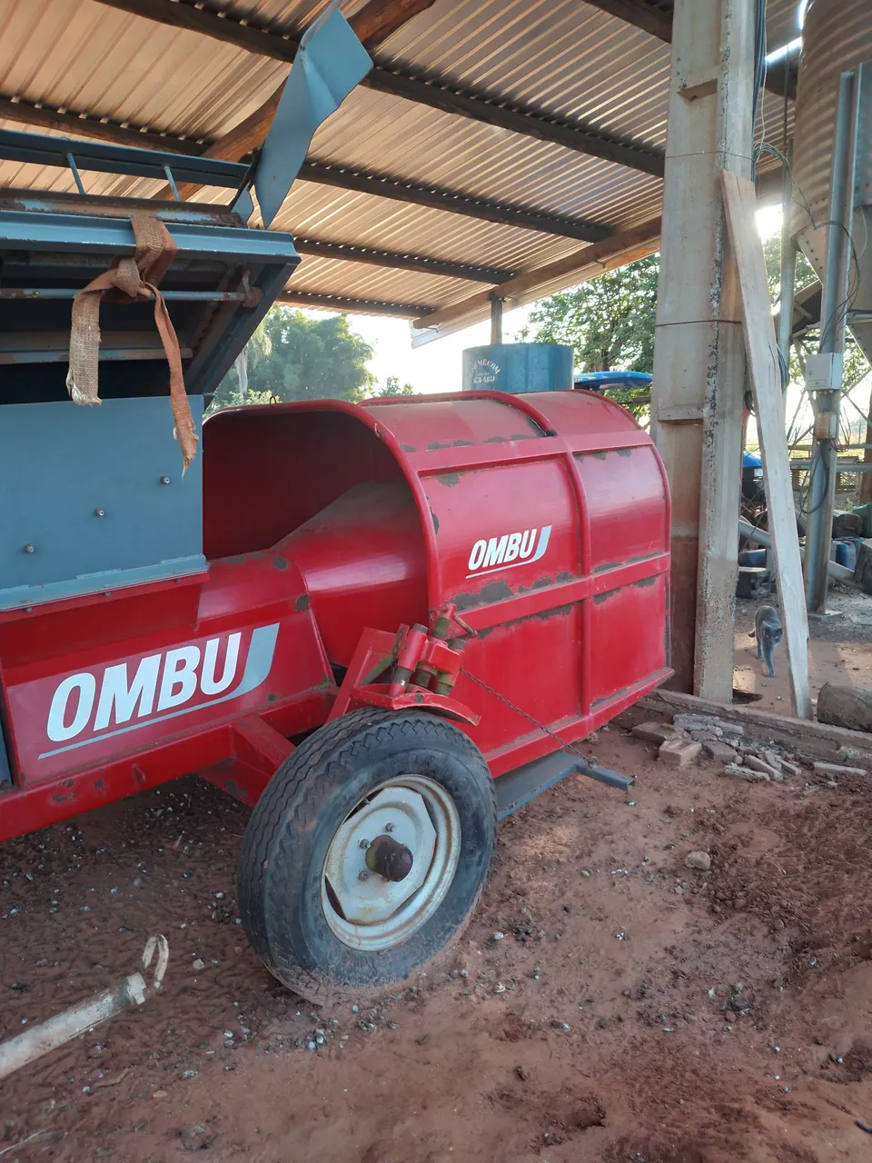 Vendo ensiladeira da ombu de 6 pés