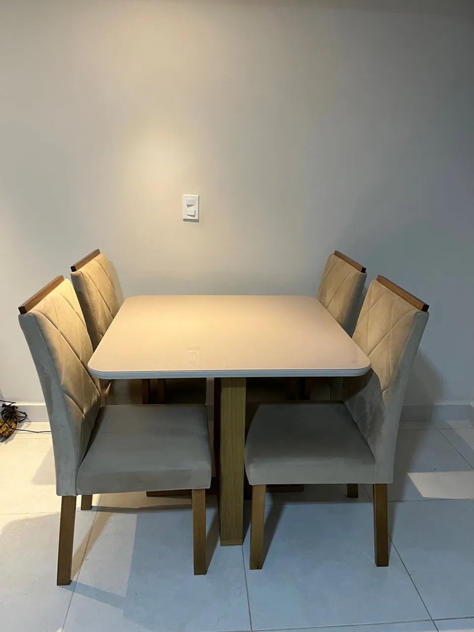 Mesa de Jantar com Tampo Branco e Base em Madeira
