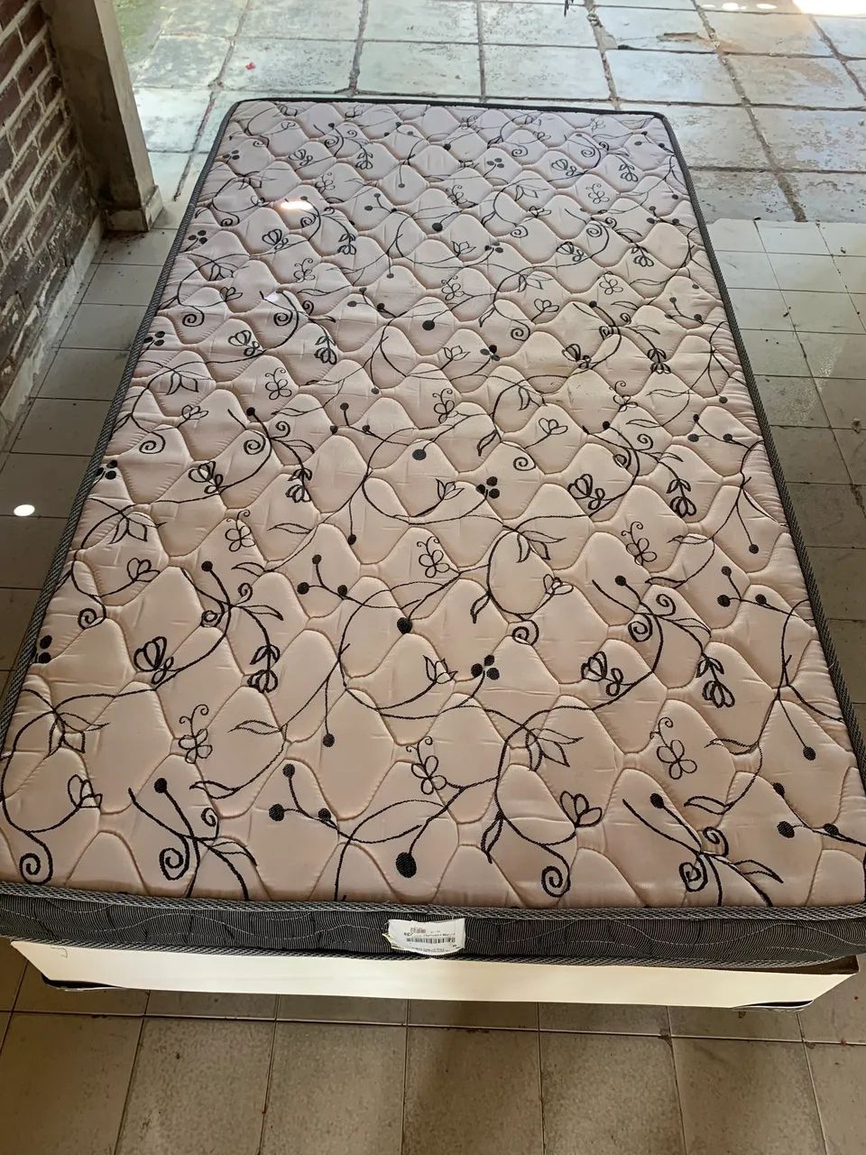 Vendo cama box de solteirão semi nova ortobom! - Foto 2