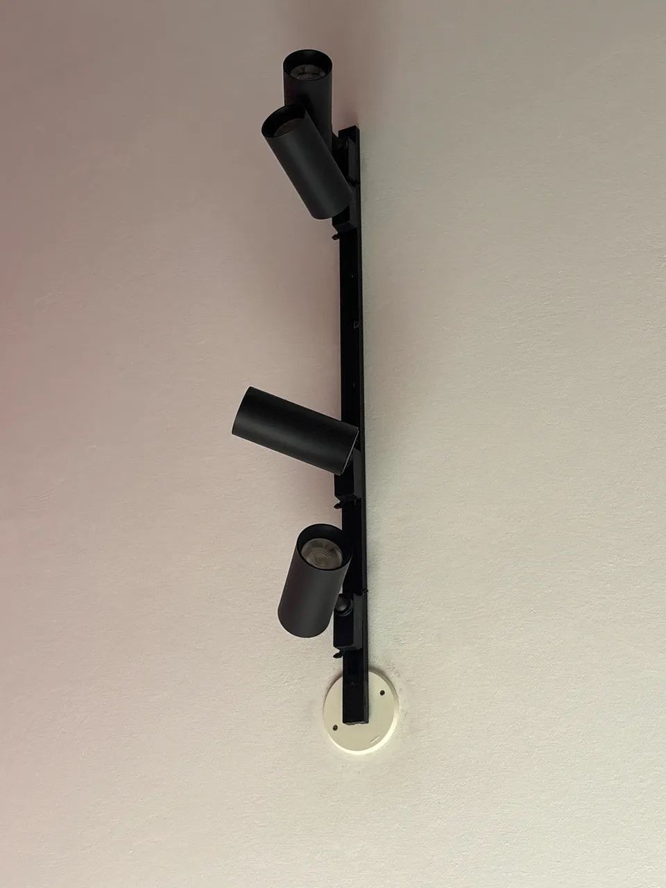 Trilho eletrificado com spot preto
