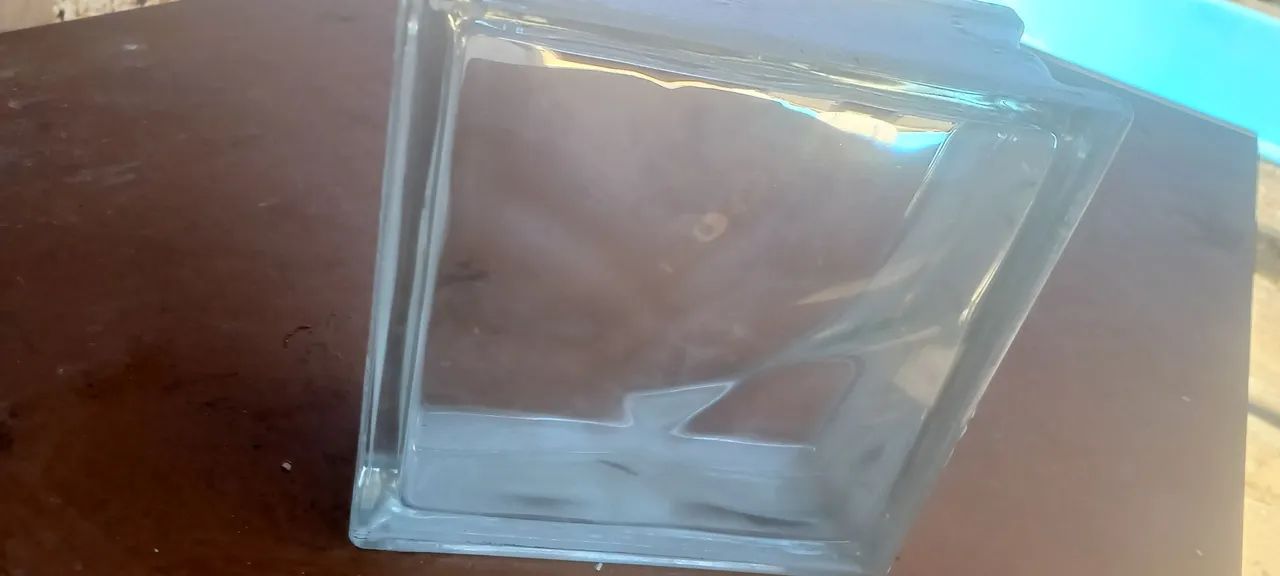 Vende se tijolo de vidro
