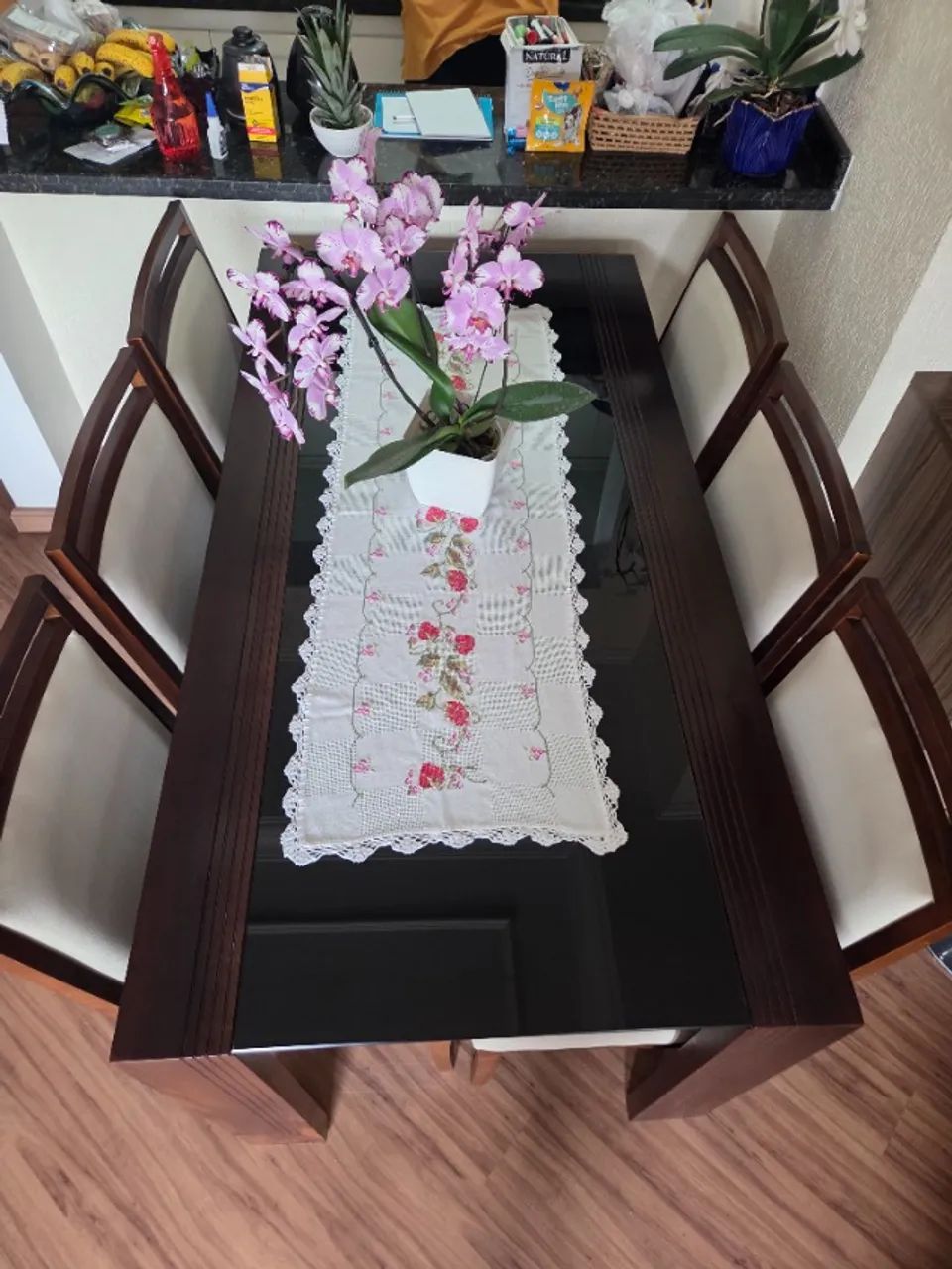 Mesa de madeira com tampo de vidro e 6 cadeiras 