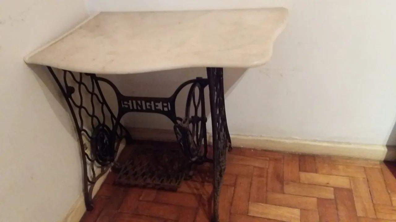 VENDO MESA SINGER DE FERRO MODELO RETRÔ - Foto 2