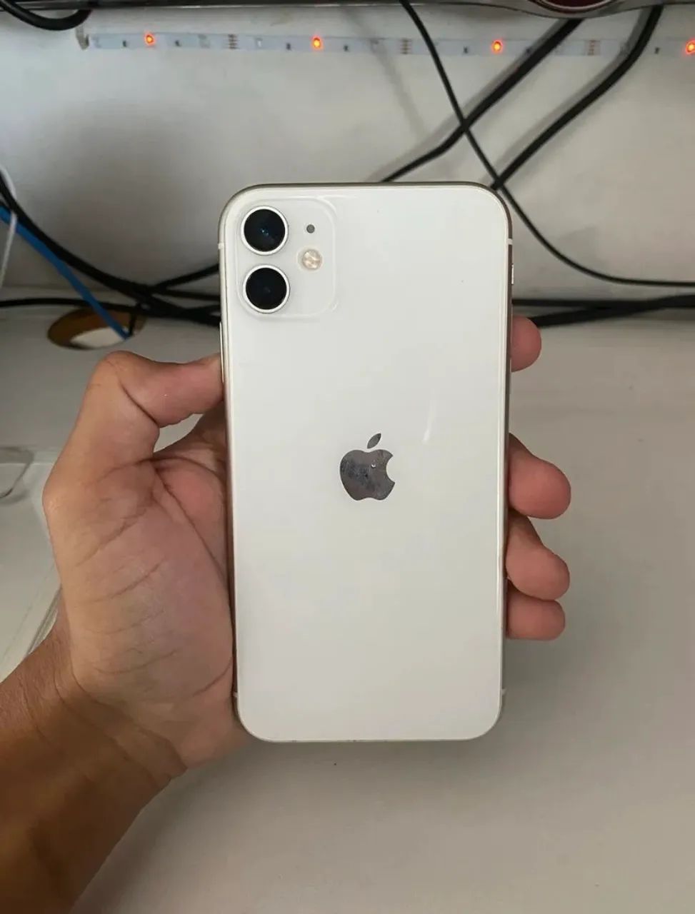 ? iPhone 11 64GB Branco - R$ 950