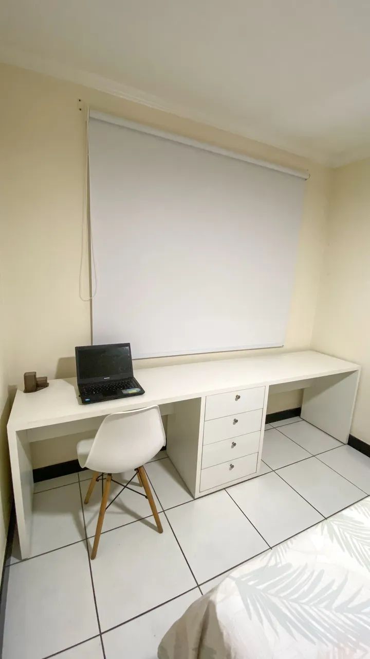 Mesa de escritório branca com 4 gavetas 