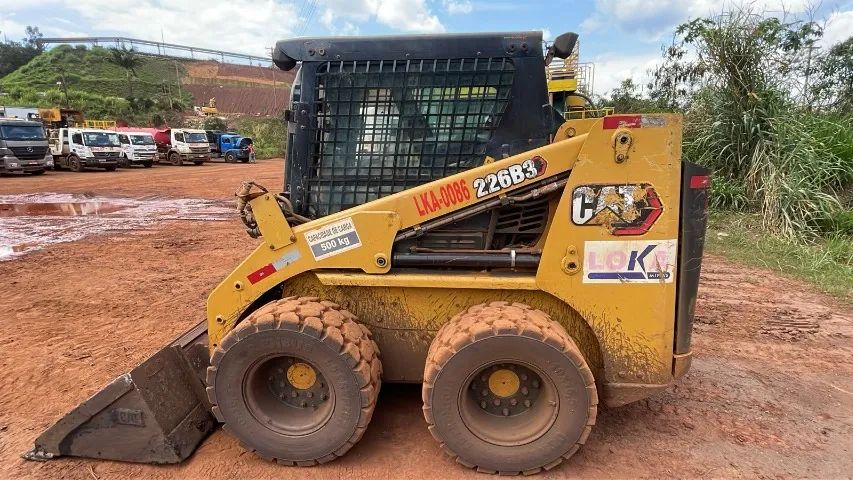 Mini-Carregadeira Caterpillar 226B - Foto 4