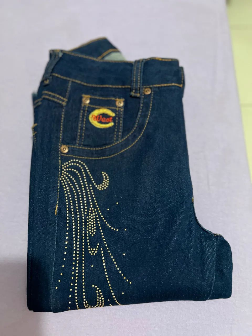 Calça bordada boca de sino