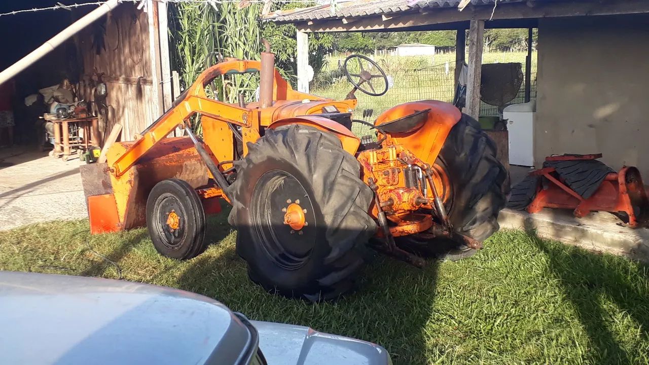 Vendo. Trator  com concha. Todo   funciona   valor  37 mil  esta em gravataí  - Foto 2