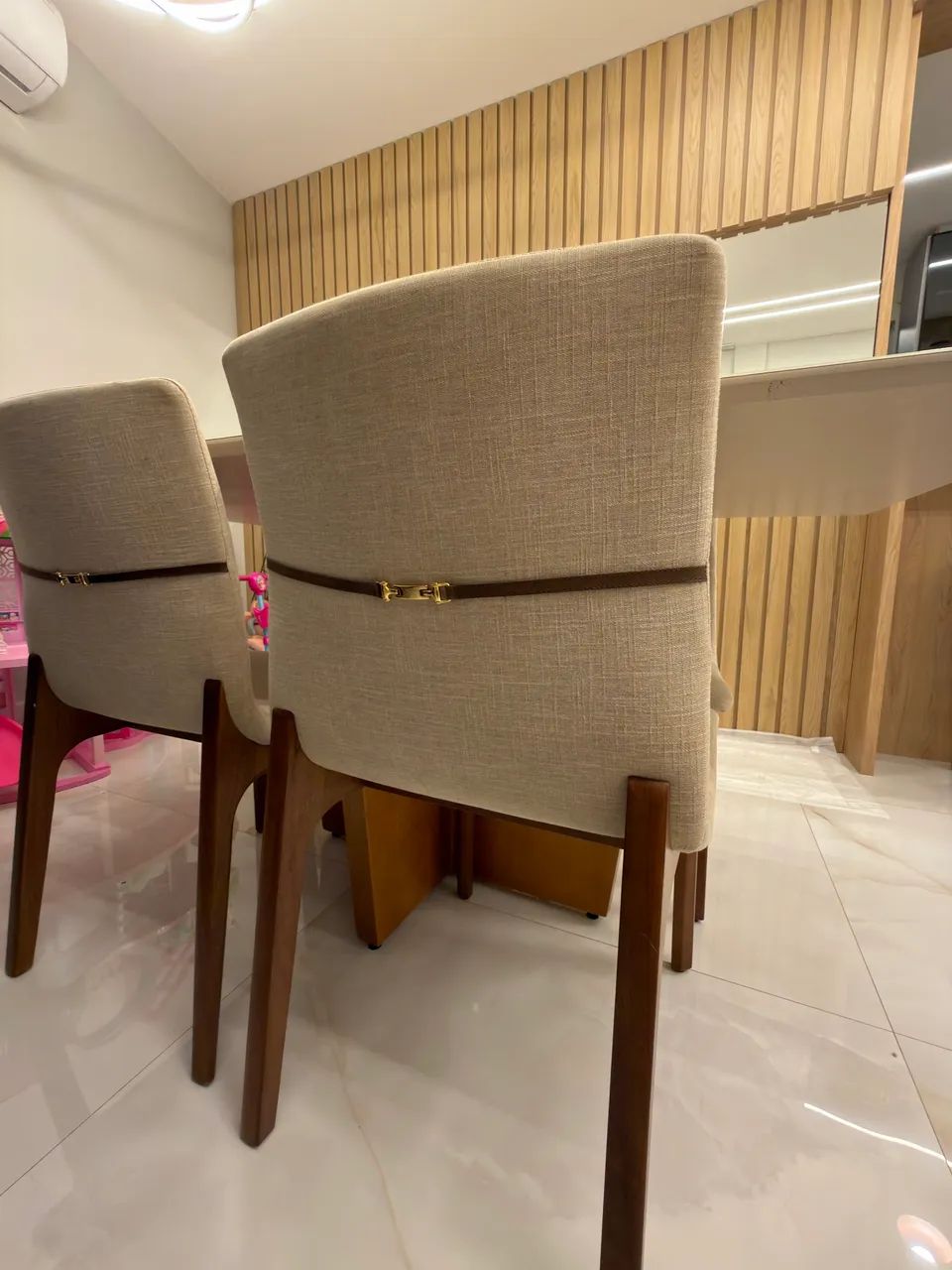 Conjunto mesa e cadeira