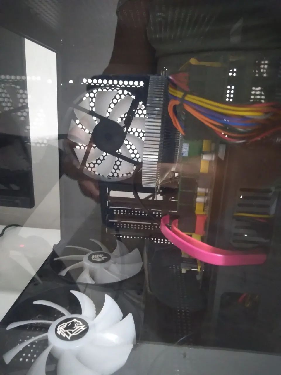 Computador gamer com os fios