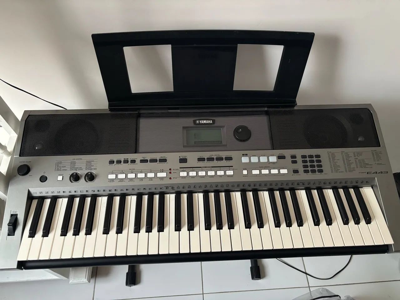 Teclado Yamarra PSR E443, com suporte e capa protetora.  - Foto 2