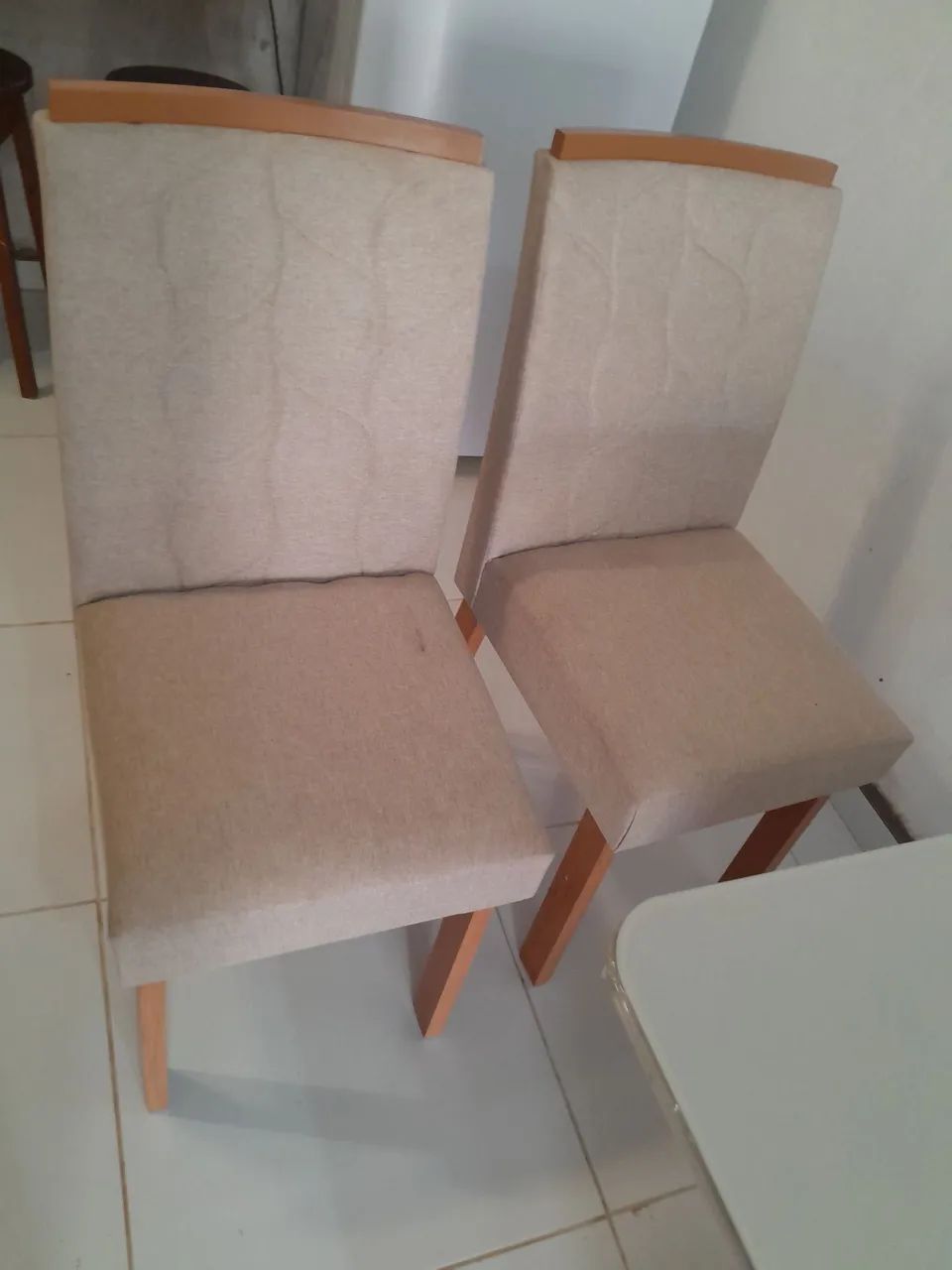 Uma mesa de vidro com quatro cadeiras - Foto 3