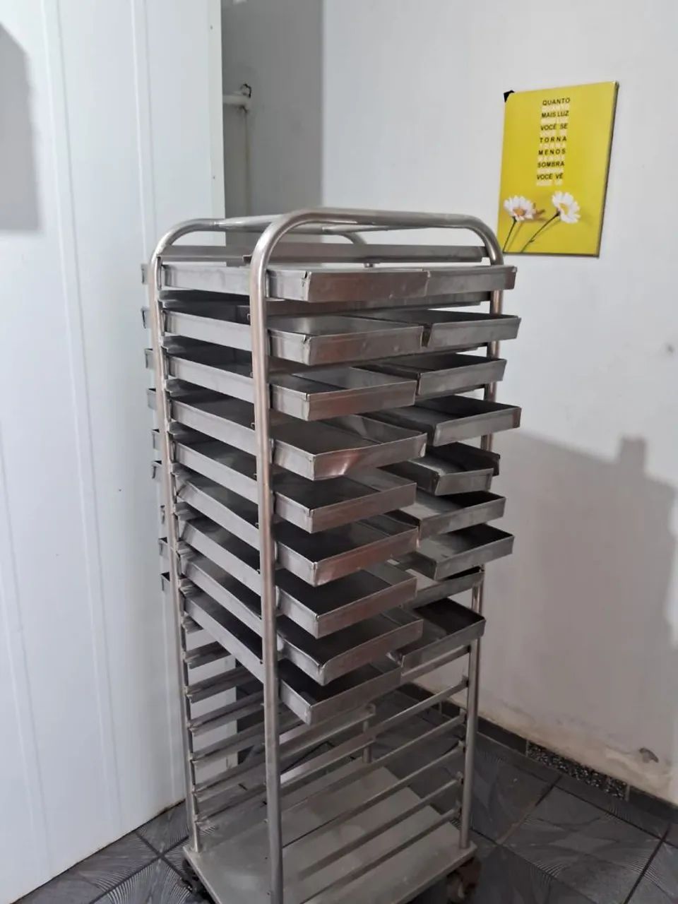 Carrinho de Transporte em Aço Inox com Bandejas - Funcional 