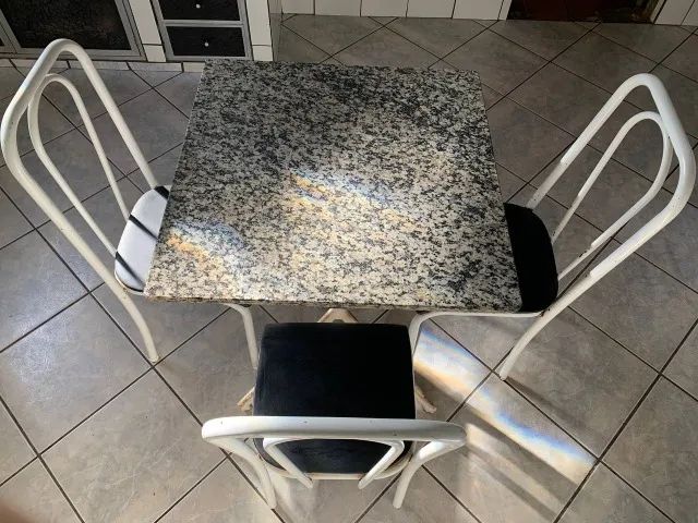 Mesa de ferro e mármore com cadeiras