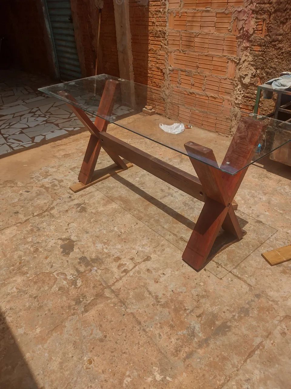 Mesa de madeira com vidro 