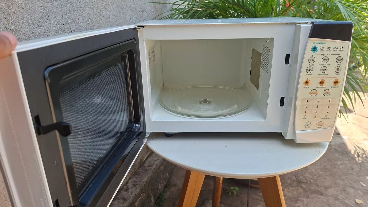 MICROONDAS (poucas marcas de uso) - Foto 2