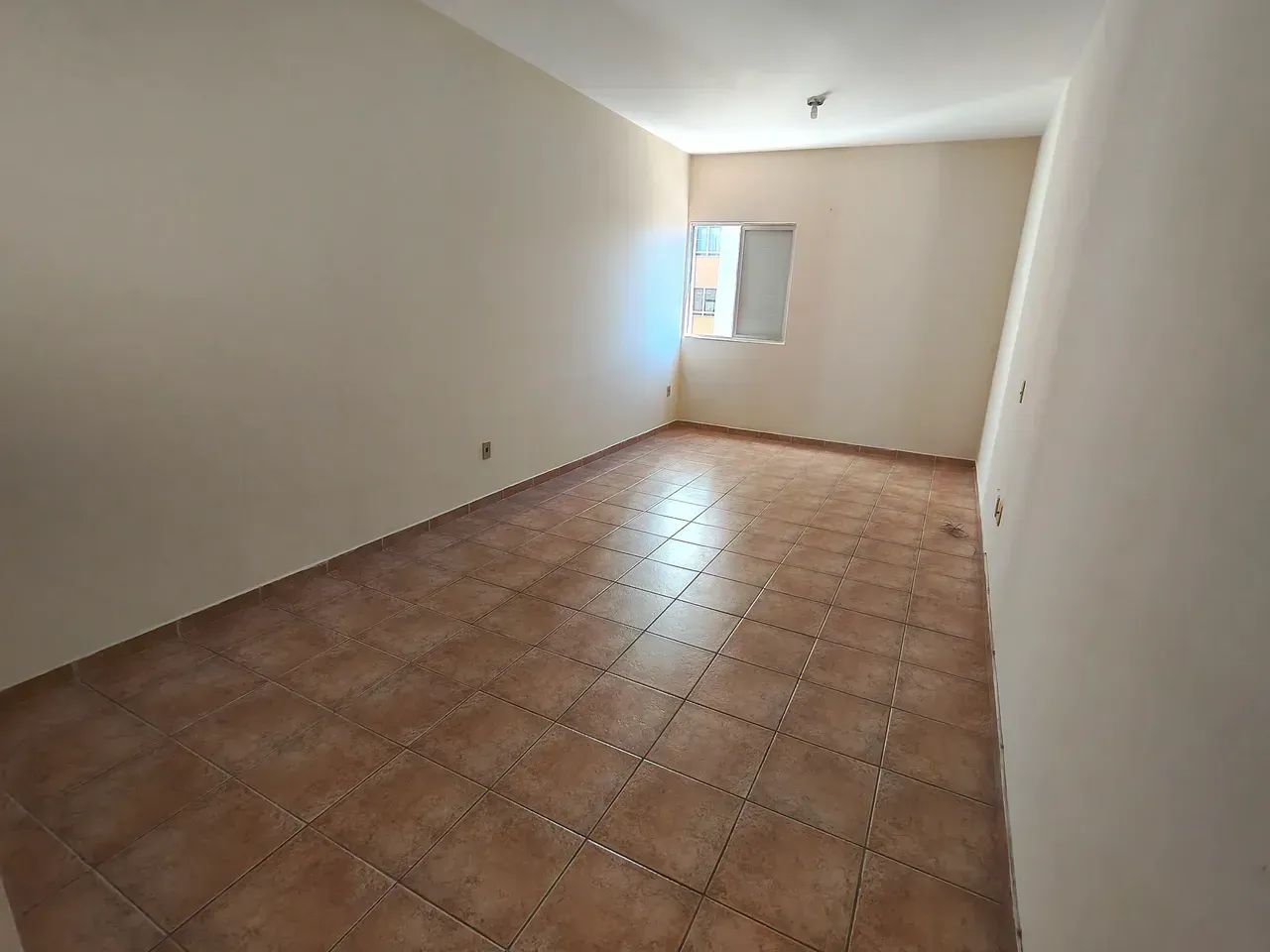 Vendo Kitnetão com garagem-Centro - Foto 2