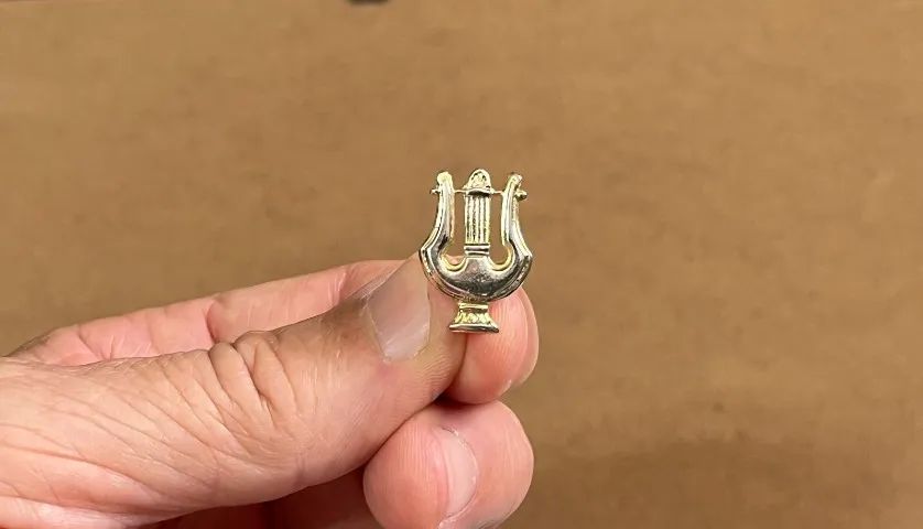 PIN, Botton Músico em metal dourado - Foto 4