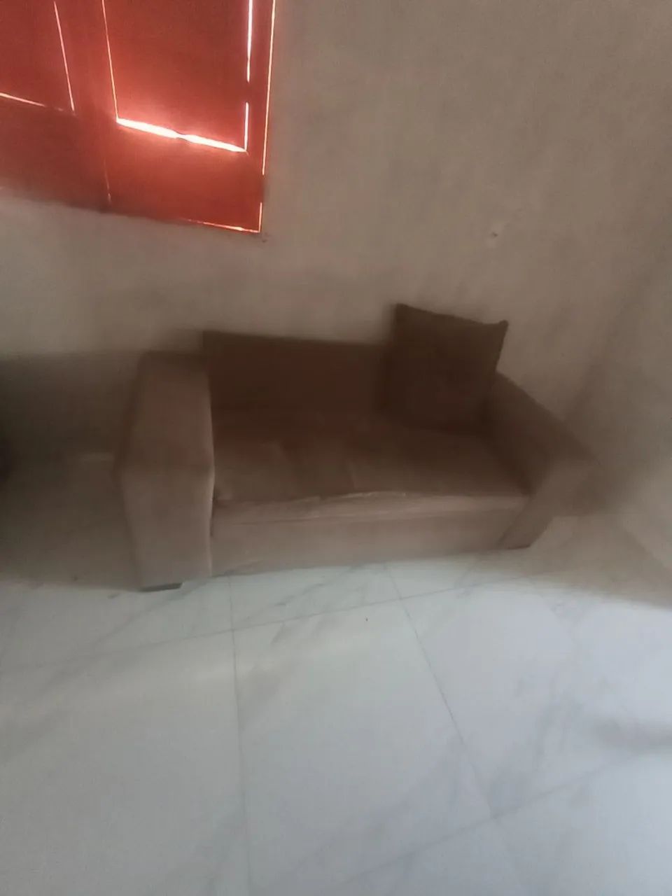 Uma mesa de janta de 6 cadeiras e uma sala de sofá  - Foto 3