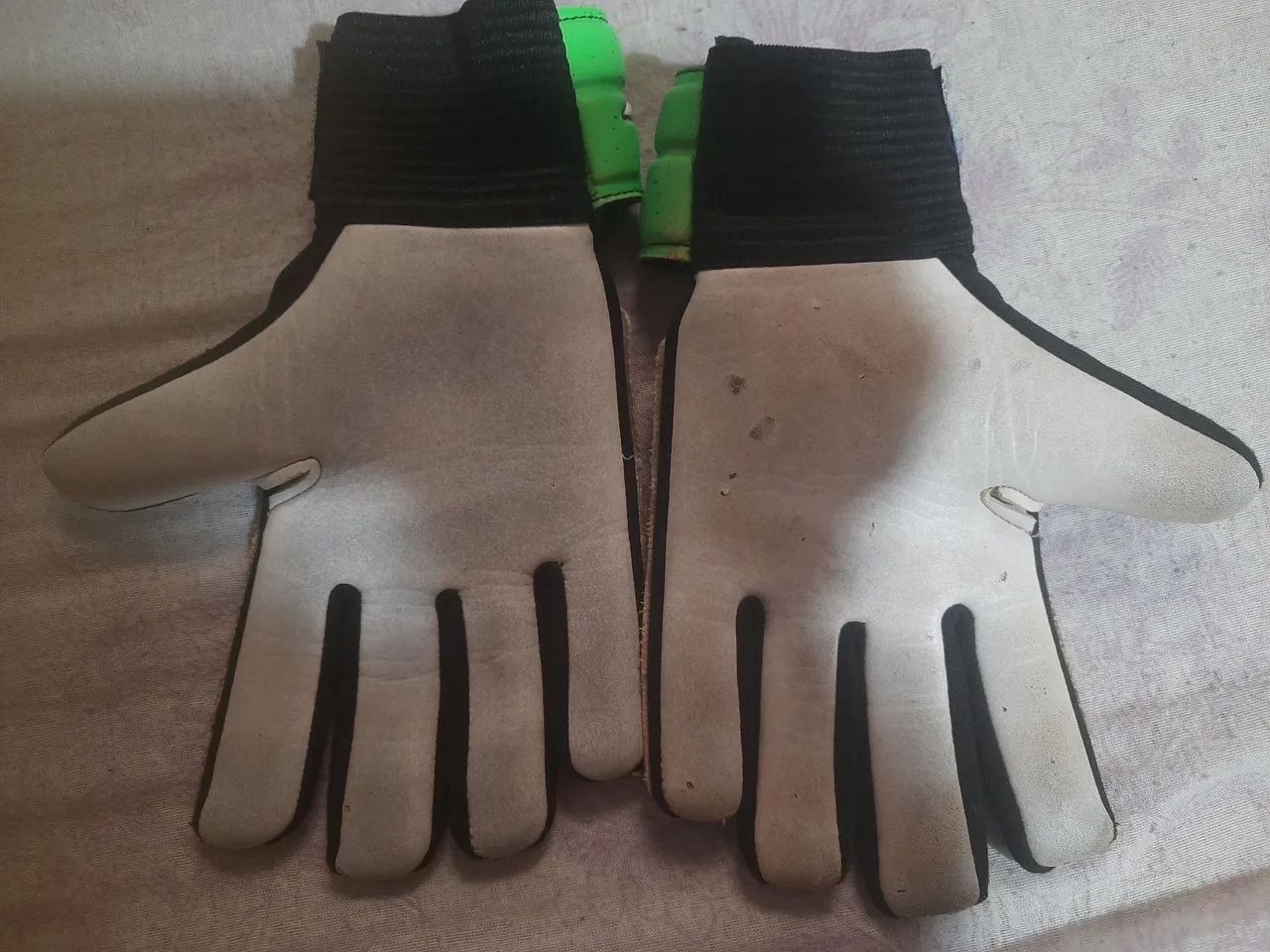 Luva de goleiro pênalti original P - Foto 2