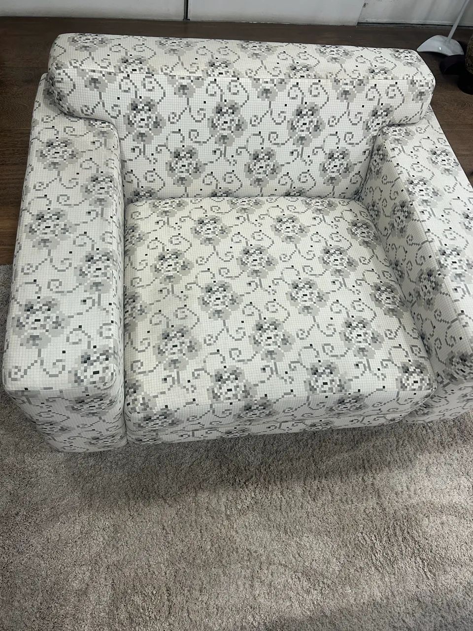 Poltrona Branca com estampa floral pixelada Tok&Stok - Foto 3
