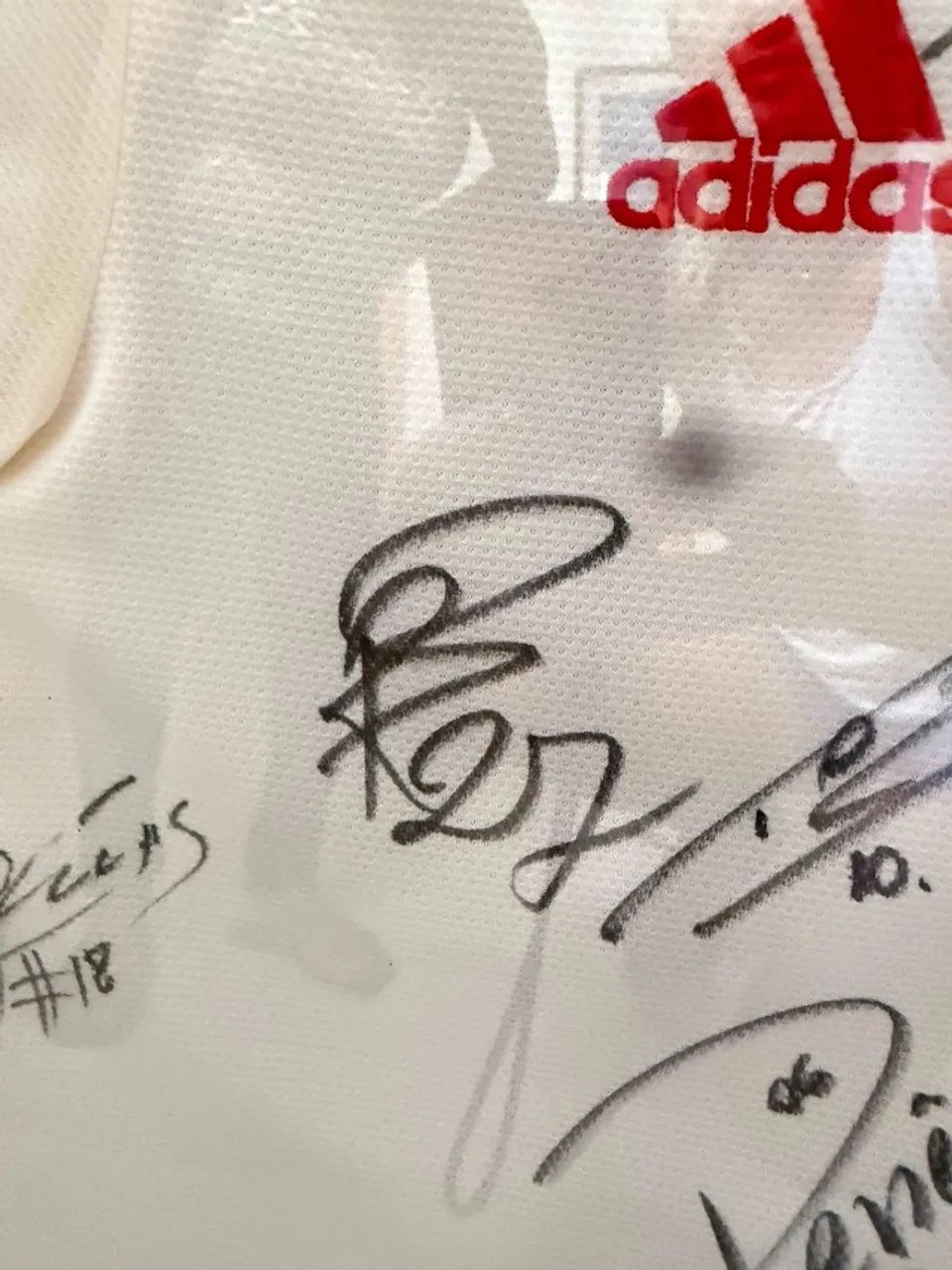 Uniforme Flamengo Autografado e Moldurado Temp 2019 - Foto 4