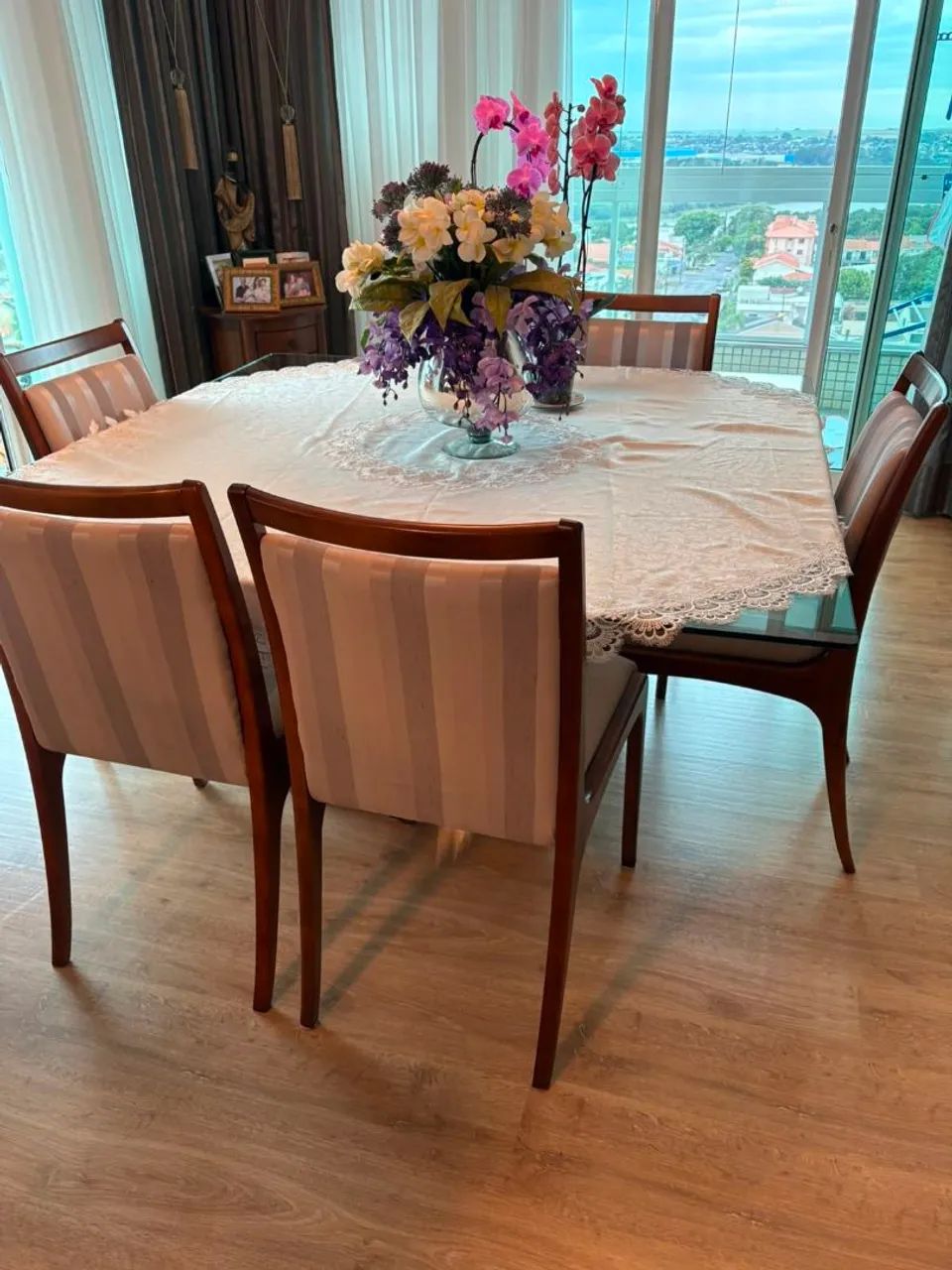 Vendo mesa de jantar com 8 cadeiras  - Foto 2