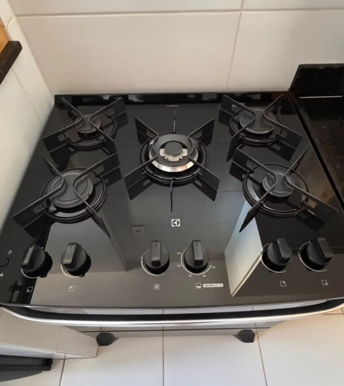 *Fogão* Preto Efficient Mesa de Vidro, PerfectCook e Grades de Ferro - Foto 2