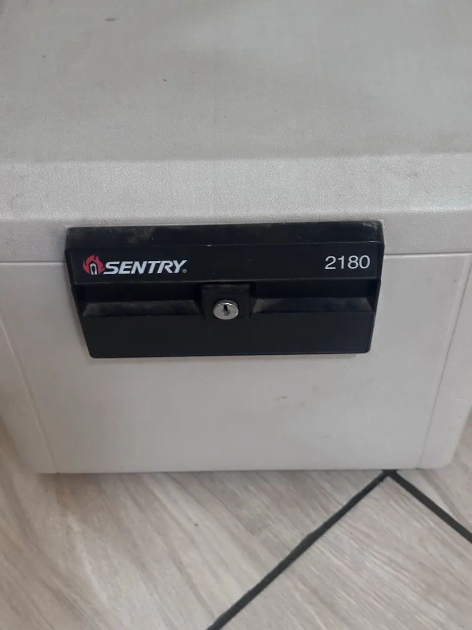 Cofre Sentry Safe, modelo 2180. 