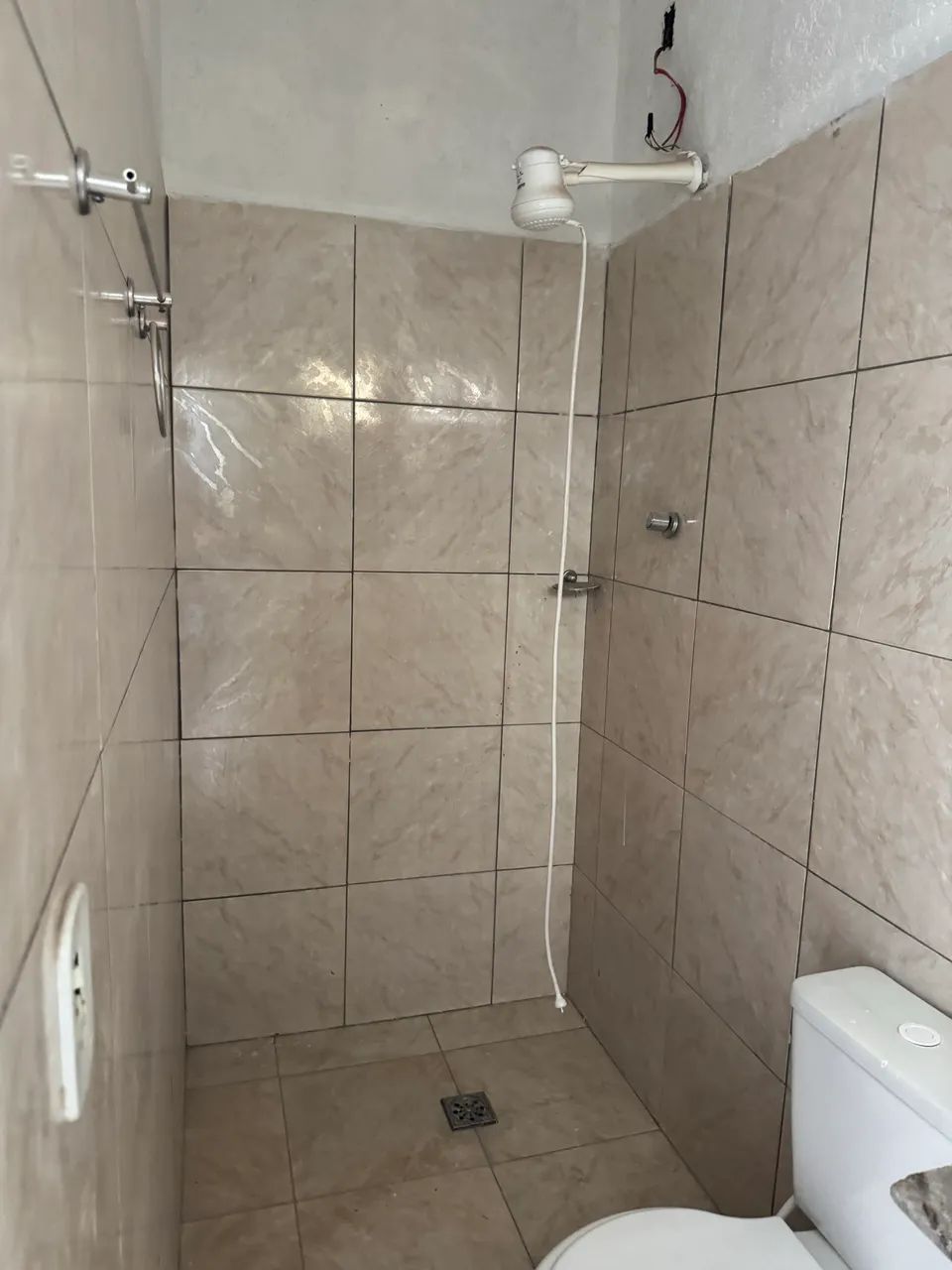 Alugo apartamento recém reformado  - Foto 3