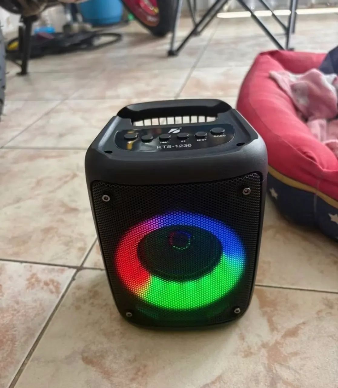 CAIXA DE SOM COM LED E SUPORTE PARA CELULAR - Foto 2