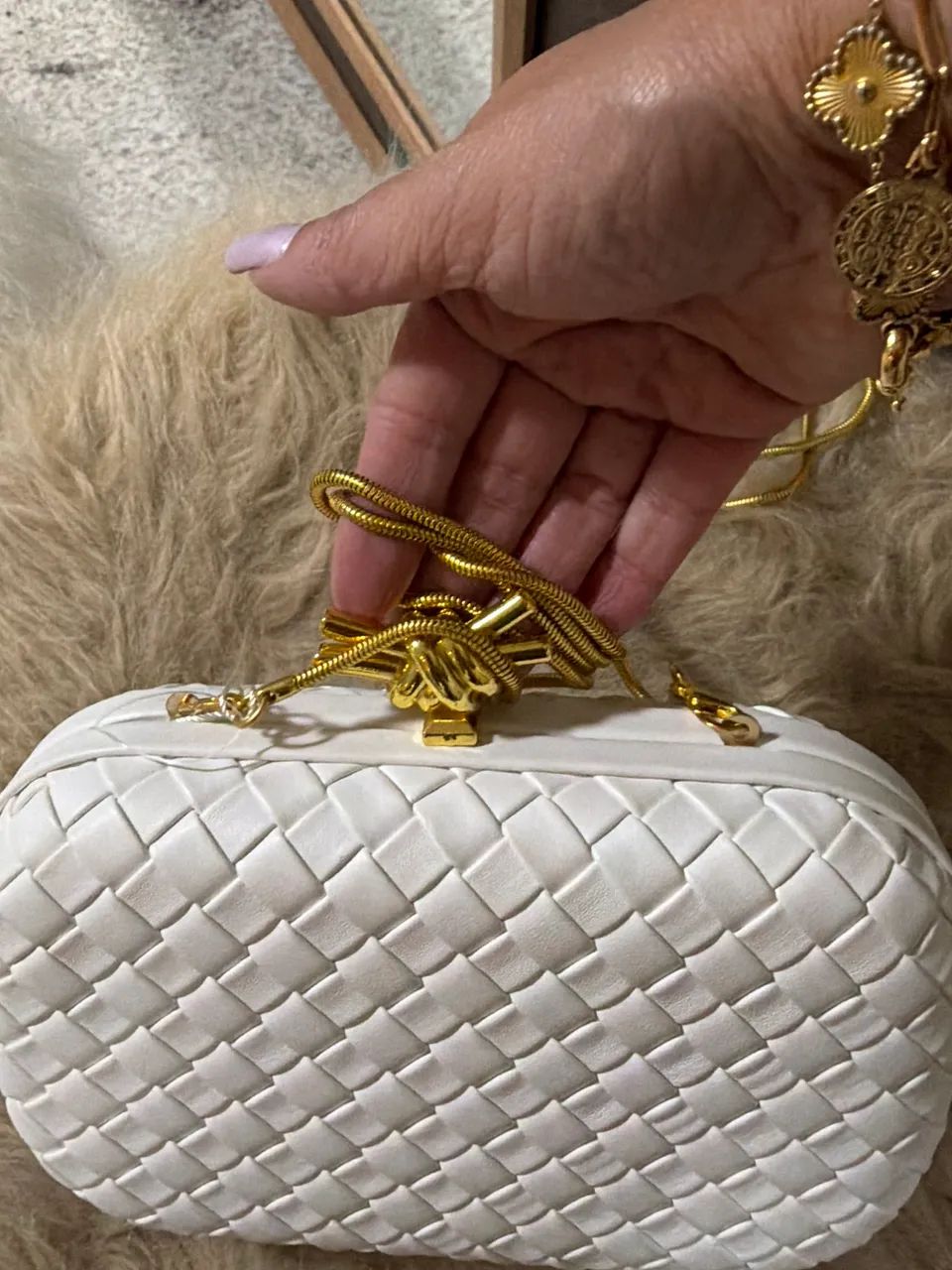 Bolsa branca com detalhe dourado  - Foto 2