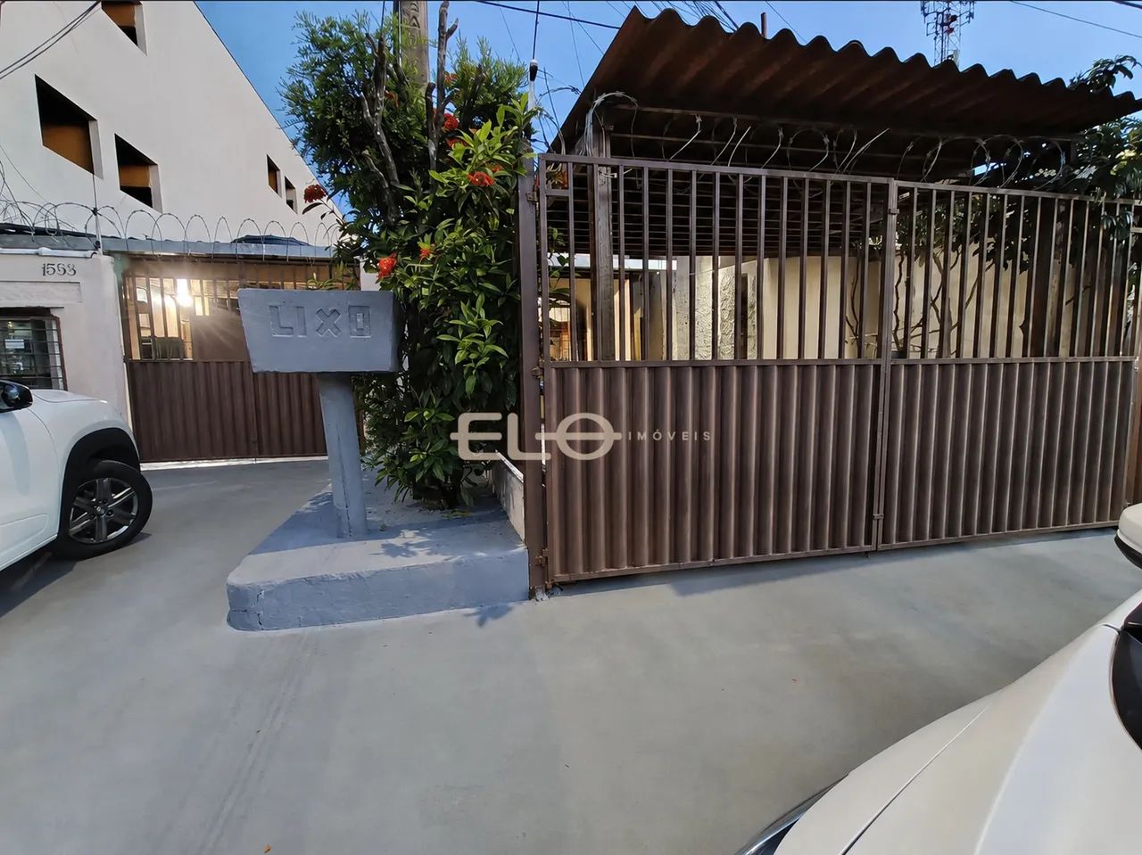 Casa com Vila de Kitnets| Venda | Ao lado da São Lucas