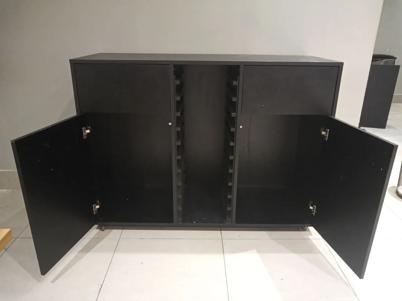 Balcão com lixeira em MDF preto  - Foto 3