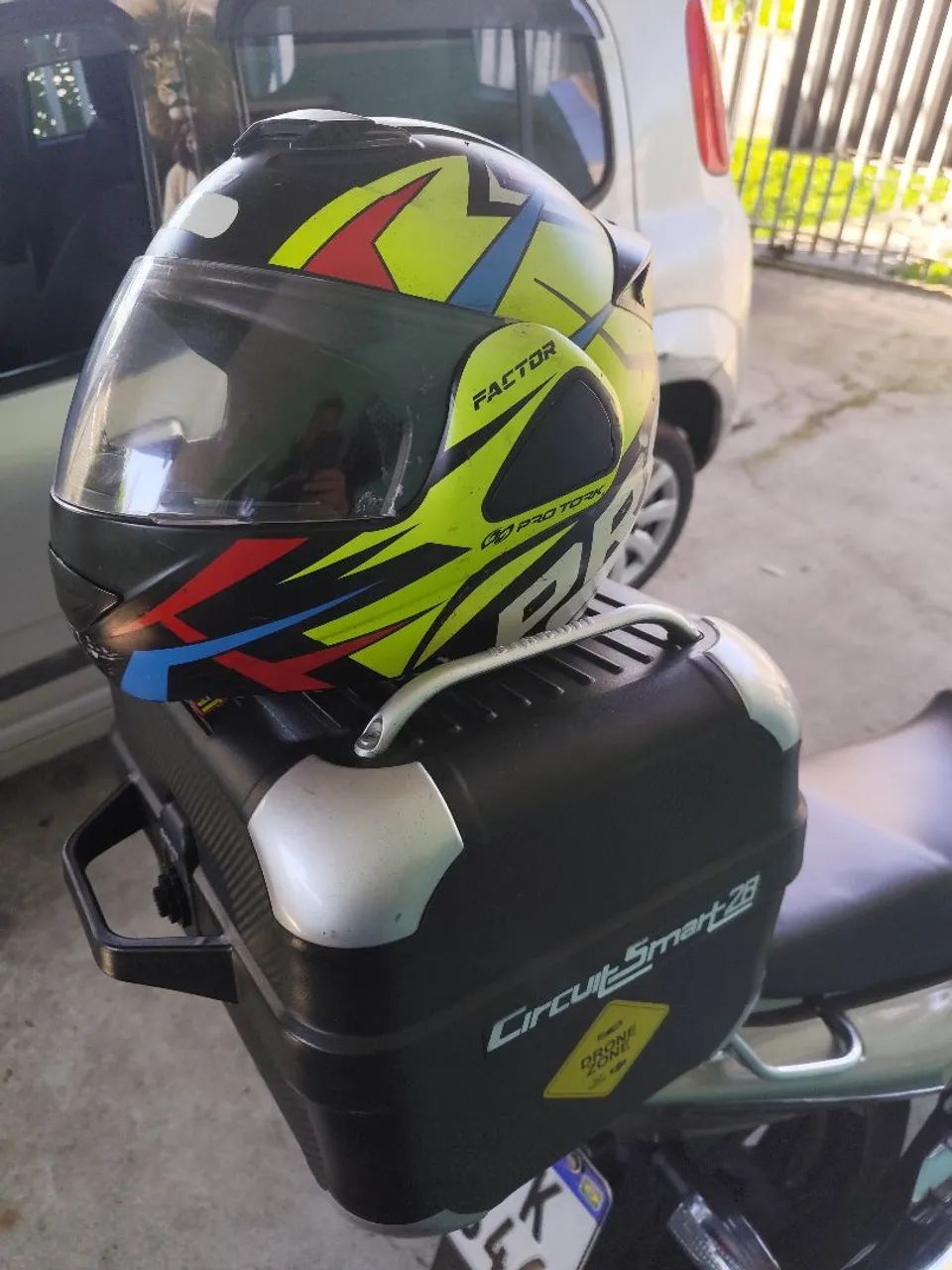 Baú de moto mais capacete 