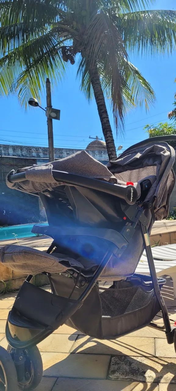 CARRINHO COM BEBÊ CONFORTO