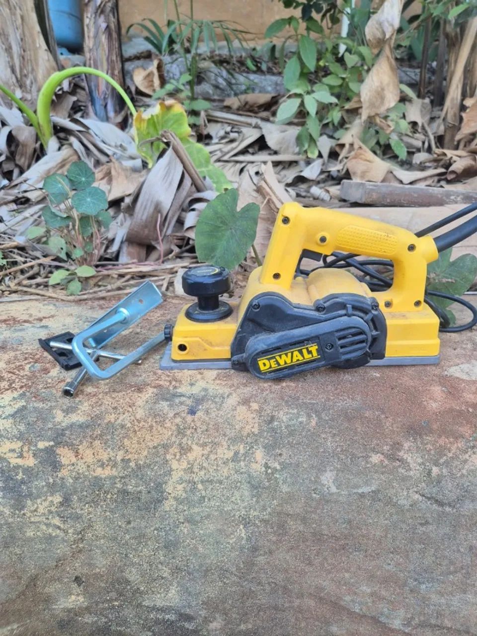 Plaina Elétrica DeWalt D26676 - Foto 3