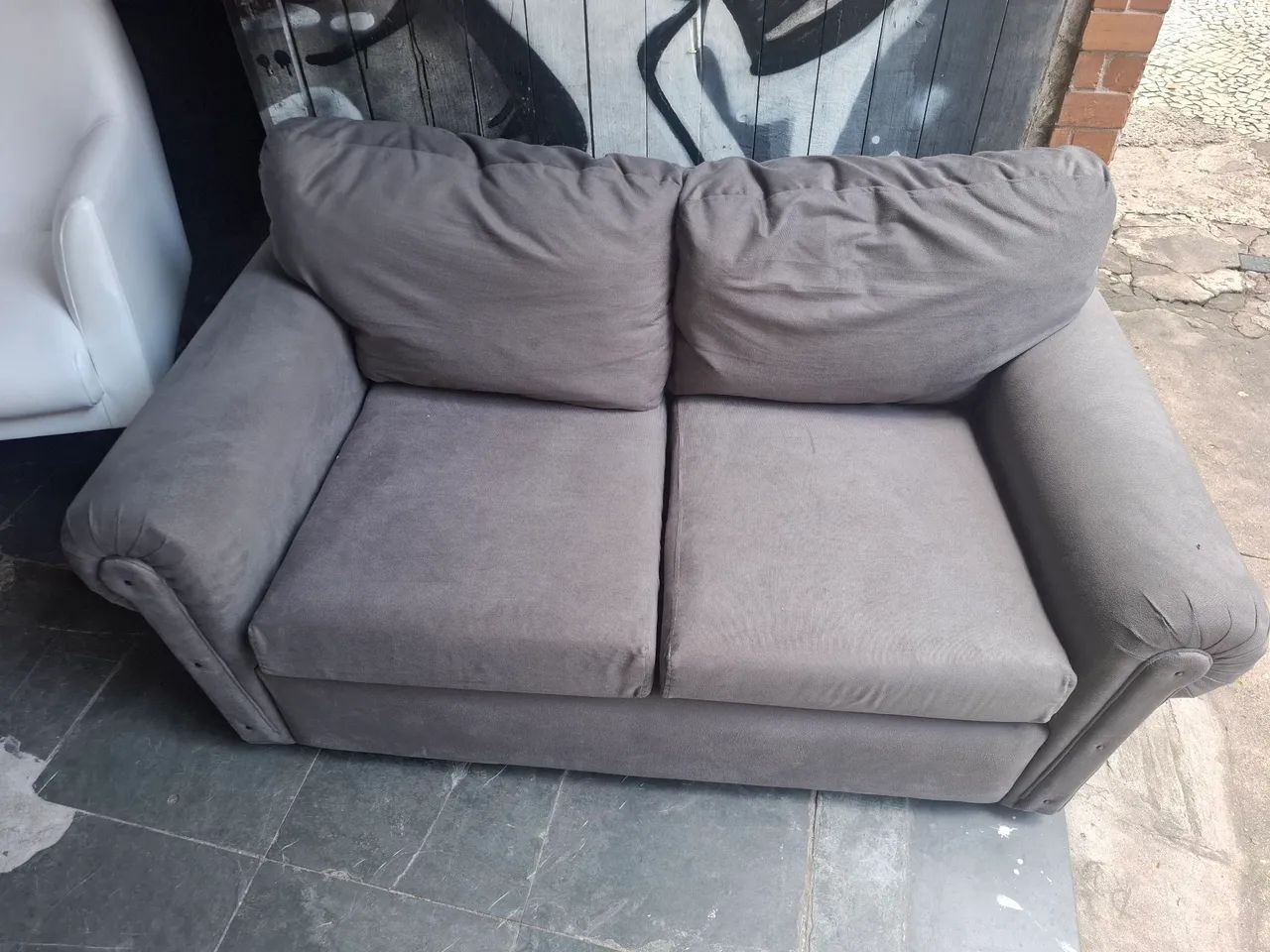 Super promoção. 2 Poltronas courwim e um sofá 2 lugares suede.