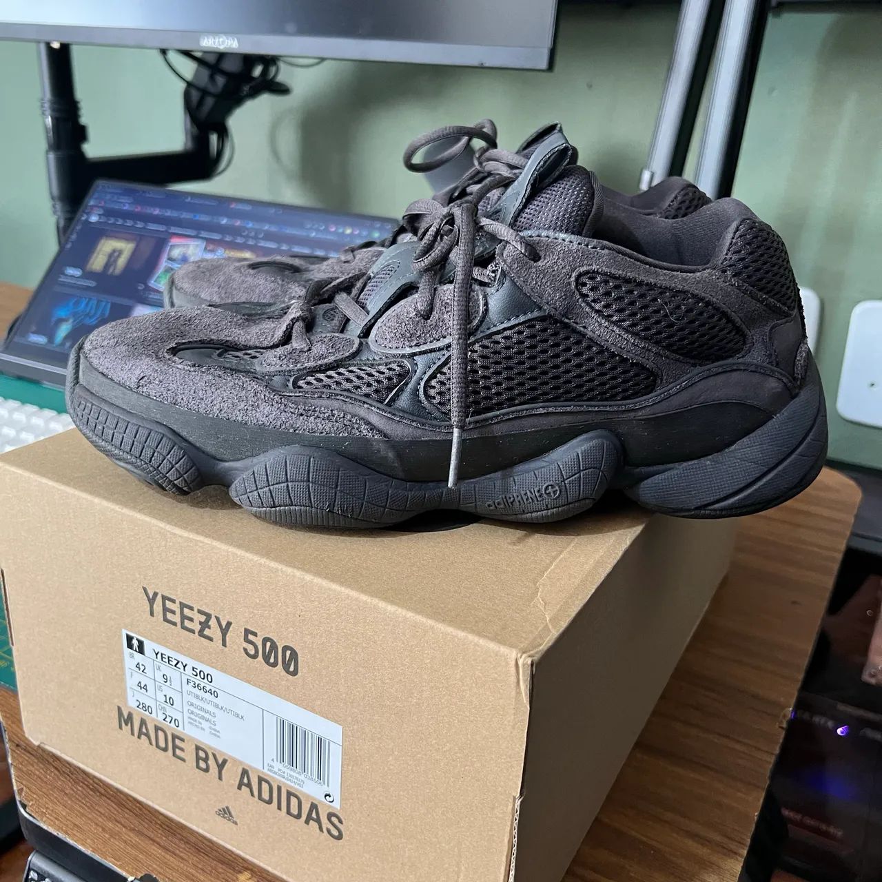 Tênis Adidas Yeezy 500 Utility Black com Caixa - Tam. 42