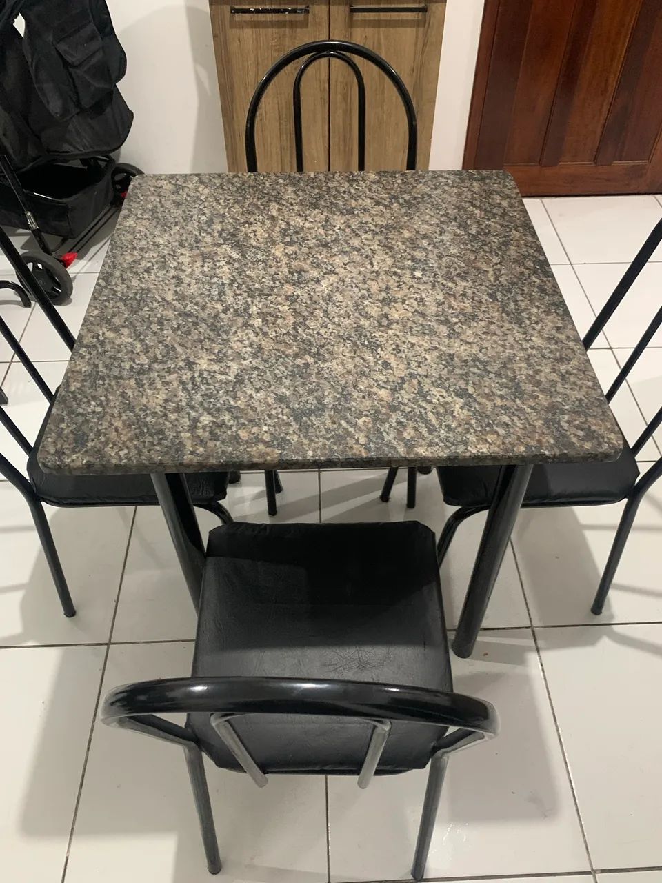 MESA COM 4 CADEIRAS - TAMPO DE MÁRMORE - Foto 2