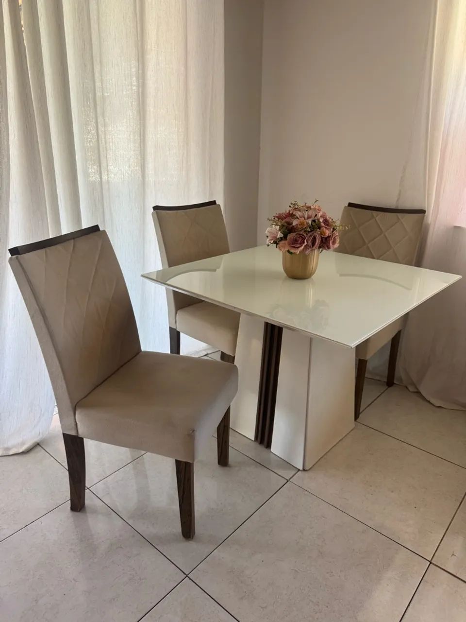 Mesa de jantar  com 3 cadeiras 